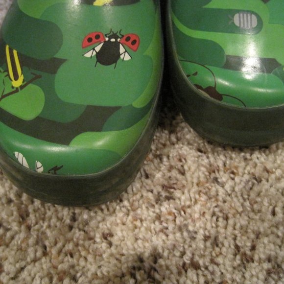 😳 Kid Made Modern Bug camo garden rain boots sz M - Picture 7 of 10